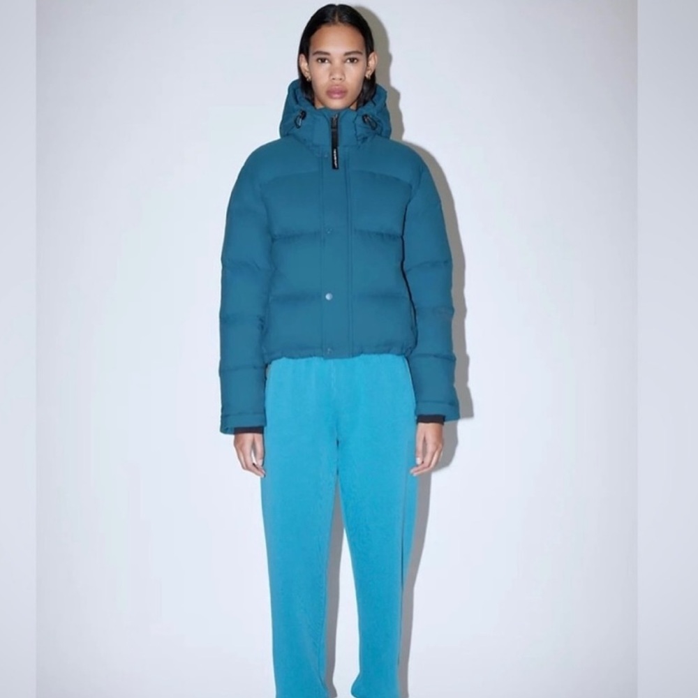 Aritzia Super Puff Shorty in Teal size Medium